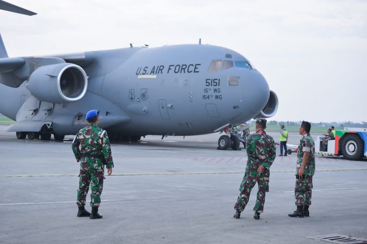 Pesawat milik United States Pacific Air Force (US PACAF) atau Angkatan Udara Amerika Serikat, C-17 Globe Master III, mendarat di Bandar Udara Kualanamu, Medan, pada Sabtu (17/6/2023).  Kedatangan pesawat C-17 Globe Master III yang membawa personel US PACAF itu bertujuan untuk latihan bersama (latma) dengan TNI Angkatan Udara (AU).