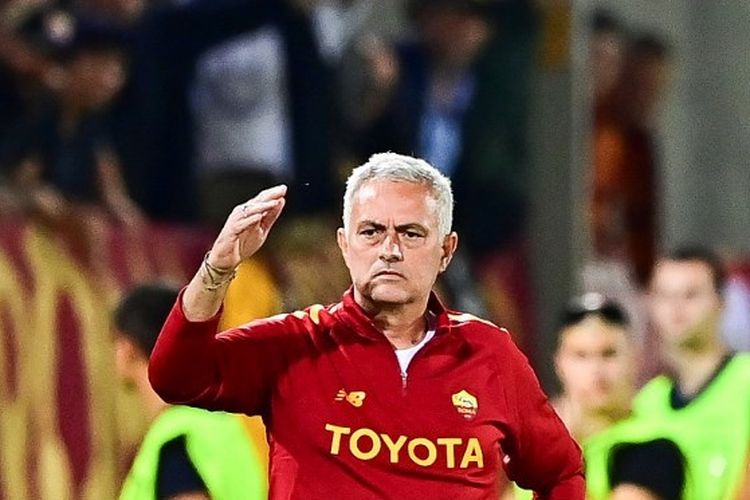 Ekspresi dan gestur pelatih AS Roma Jose Mourinho dalam laga pertama fase grup Liga Europa 2022-2023 kontra Ludogorets di Ludogorets Arena, Razgrad, Bulgaria, Kamis (8/9/2022) malam WIB. Laga Ludogorets vs Roma berakhir dengan skor 2-1 untuk kemenangan tim tuan rumah.