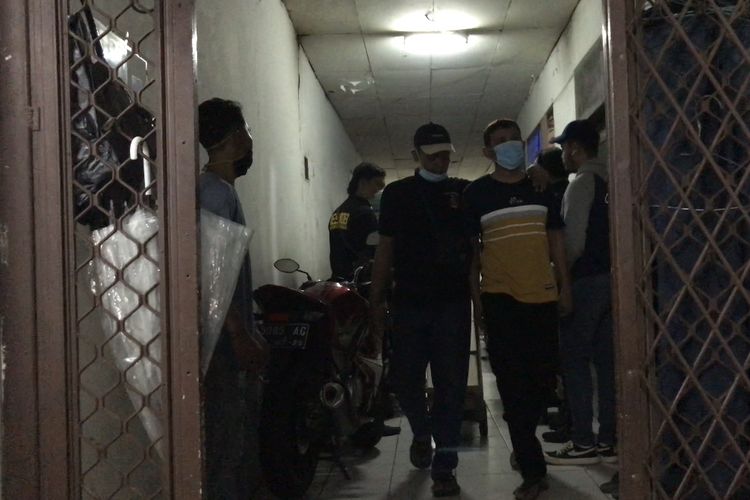 Jajaran Polsek Tebet mengamankan pemilik usaha minuman keras tanpa izin yang menggunakan kontrakan  sebagai gudang dan tempat transaksi minuman keras di kawasan Karet Kuningan, Setiabudi, Jakarta Selatan pada Selasa (8/9/2021) sekitar pukul 19.00 WIB, 