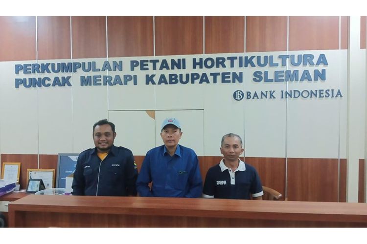 Sekretaris Koperasi PPHPM Ardhi Prasetyo (kiri), Ketua Koperasi PPHPM Aji Waluyo (tengah), dan Ketua PPHPM Nanang Kuswahyudi (kanan). 