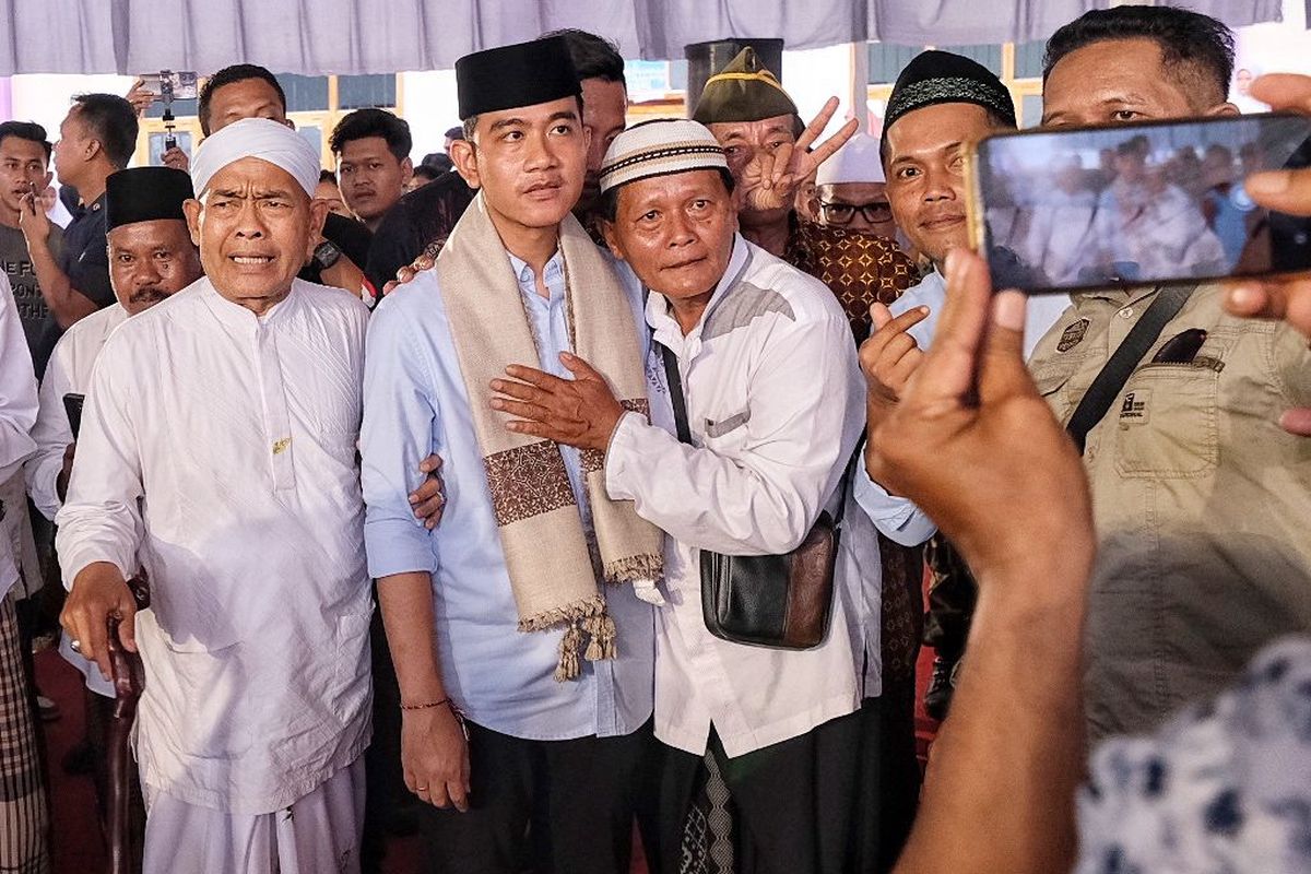 Calon wakil presiden (cawapres) pasangan calon (paslon) nomor urut dua, Gibran Rakabuming Raka saat menghadiri pertemuan silaturahmi dengan 1.000 kiai kampung di Pondok Pesantren (Ponpes) Ibnu Sina, Banyuwangi, Jawa Timur (Jatim), Rabu (10/1/2024).