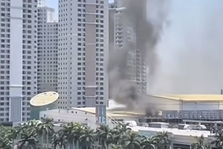 Viral Asap Hitam dari Rooftop PTC Surabaya, Ternyata Kardus yang Terbakar