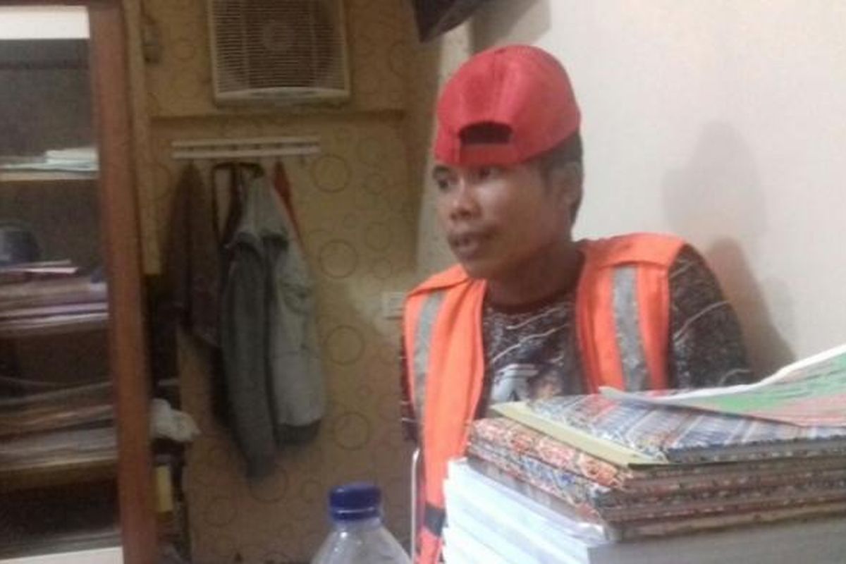 AN, juru parkir liar tengah diamankan di Markas Kepolisian Resor (Mapolres) Gowa setelah terjaring OTT Saber Pungli bersama Kepala Pasar Minasamaupa. Kamis, (9/3/2017).
