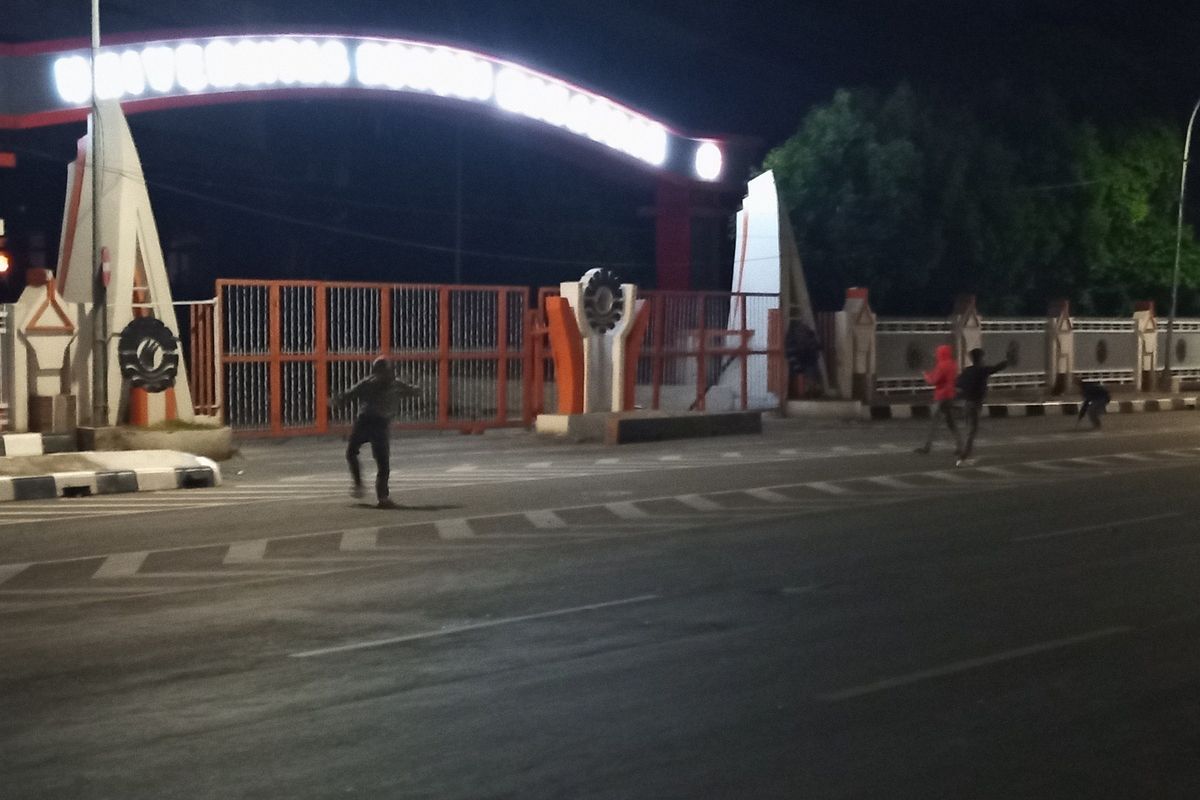 Aksi demonstrasi menolak kenaikan harga Bahan Bakar Minyak (BBM) di Kota Makassar berakhir bentrok, Senin (5/9/2022) malam.