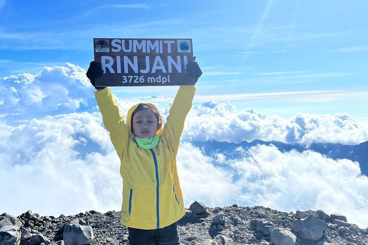 Raihanun Rinjani Pratomo, murid kelas 5 SD Cikal Serpong berhasil mencapai puncak Gunung Rinjani di usia 10 tahun.