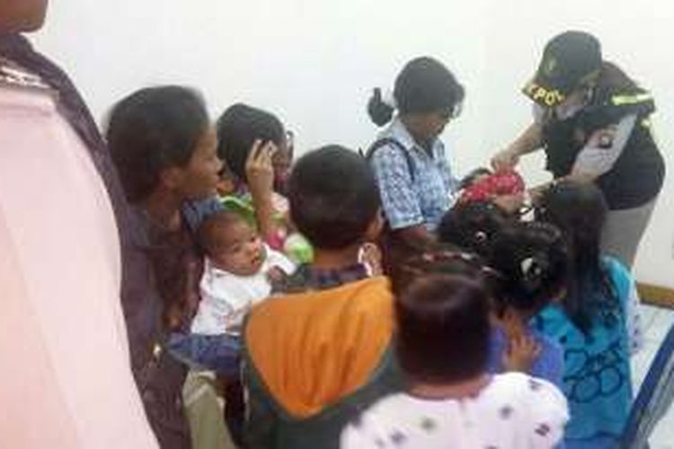 Petugas kesehatan dari Bidang Kedokteran dan Kesehatan Polda Gorontalo memeriksa bekas anggota Gafatar asal Gorontalo di Panti Sosial Buladu. 