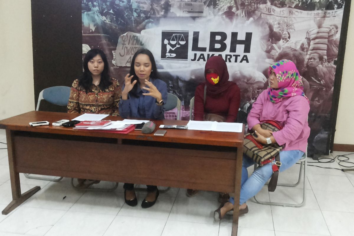 Pengacara publik dari LBH Jakarta, Bunga Siagian saat mendampingi pihak keluarga dari terduga korban penyiksaan pihak kepolisian di Kantor LBH Jakarta, Menteng, Jakarta Pusat, Minggu (28/5/2017).