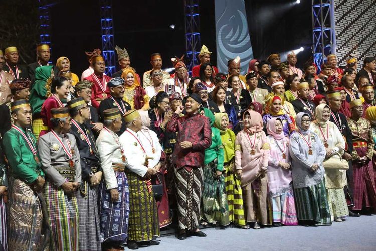 Gubernur Jawa Tengah Ganjar Pranowo bersama para raja dari kerajaan se-Nusantara pada Festival Adat Nusantara II di Candi Borobudur Magelang, Jawa Tengah, Rabu (9/12/2022) malam.