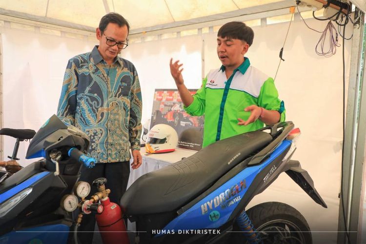 Pelaksana tugas (Plt) Direktur Jenderal Pendidikan Tinggi, Riset, dan Teknologi, Nizam dalam Pameran Riset dan Inovasi Hakteknas 2023 di Plaza Tenggara Gelora Bung Karno, Jakarta, 11-13 Agustus 2023.
