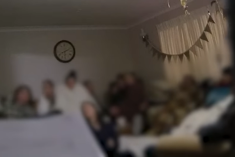 Tangkap layar detik-detik penangkapan 12 orang anggota kultus ekstrem di Australia pada Selasa (5/7/2022) atas kematian Elizabeth Struhs (8 tahun), yang sakit tapi hanya ditangani dengan ?ritual doa?, alih-alih memanggil ambulans.