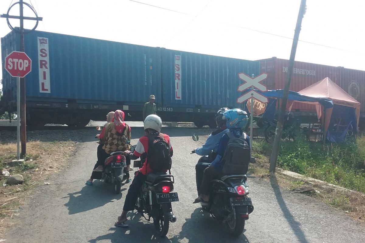 Lintasan kereta api di Srogo Brangsong yang tak berpalang pintu. 