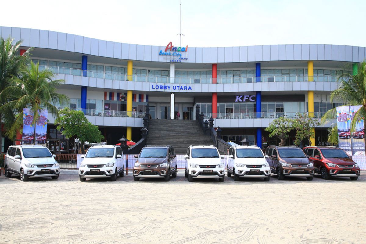 Wuling Confero S yang diserahkan kepada konsumen di Panatai Carnaval Ancol, Sabtu (21/10/2017).