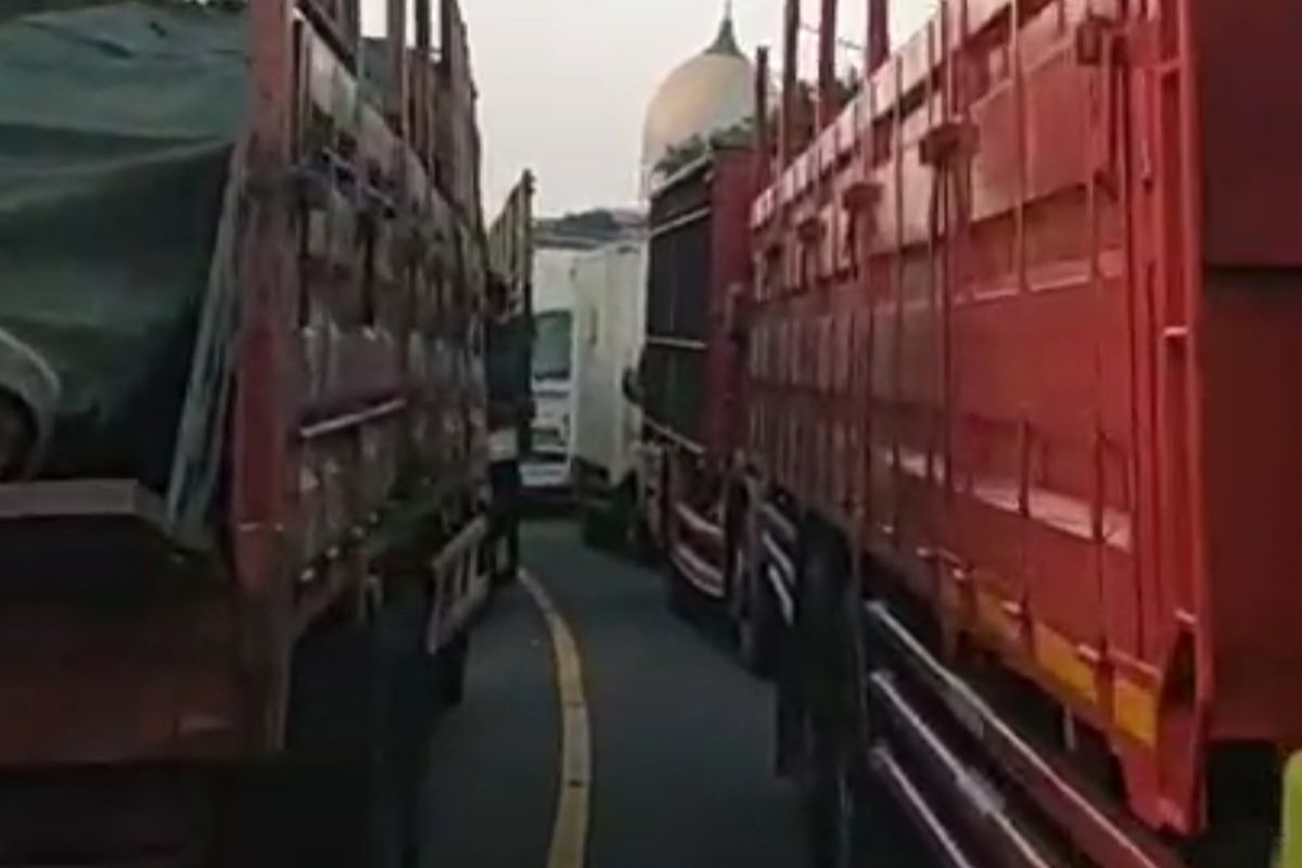 Tangkapan layar video Nur Laila saat menerobos kemacetan ekstrem Pelabuhan Ketapang. 