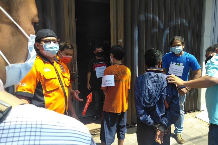 Polisi tengah melakukan rekonstruksi perampokan toko emas Gaya Baru di Bandung yang menewaskan pemiliknya. Total reka ulang adegan mencapai 47 adegan yang dilakukan di dua tempat, yakni di TKP dan di Mapolsek Sumur, Bandung, Rabu (3/11/2021).