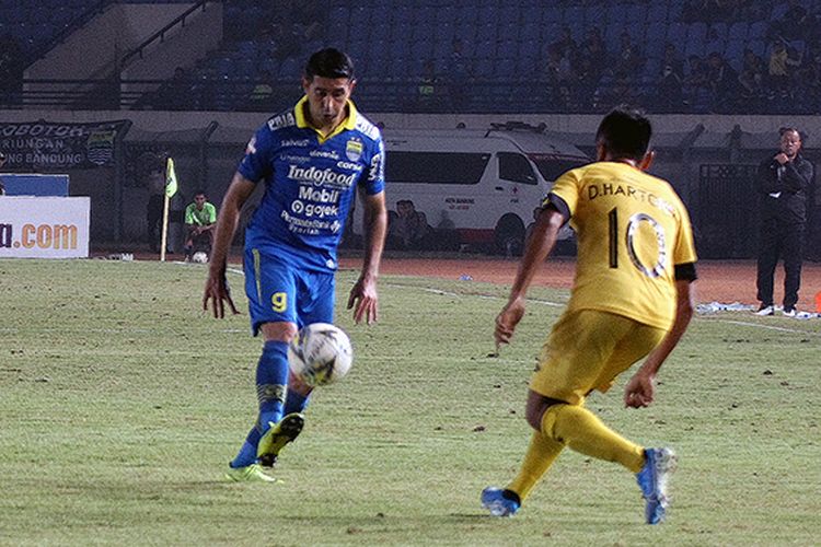 Esteban Vizcarra (biru) mencoba melewati hadangan Dedi Hartono (kuning) dalam laga Persib vs Semen Padang, Rabu (18/9/2019). 