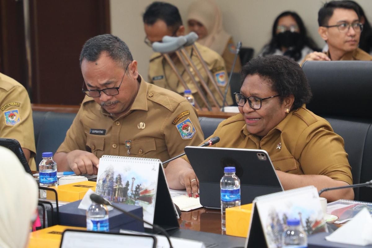 Wakil Menteri Dalam Negeri (Wamendagri) Ribka Haluk dalam Rapat Pembahasan Monitoring dan Evaluasi Pelaksanaan Pembangunan DOB Papua di Kantor Kementerian Pekerjaan Umum (PU), Jakarta, Selasa (19/8/2025).