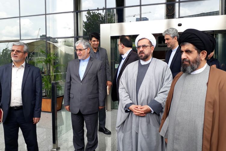 Duta Besar (Dubes) Iran untuk Indonesia, Valiollah Mohammadi (kedua dari kiri) datang ke kantor Komisi Pemberantasan Korupsi bersama delegasi Parlemen Iran, Rabu (7/3/2018)