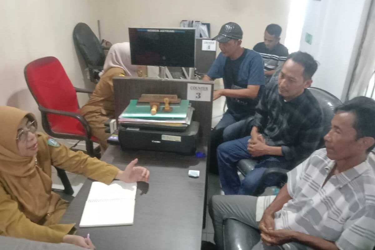 Kamil (paling kanan), warga Dusun Kebonsari, Desa Karangwinongan, Kecamatan Mojoagung, Kabupaten Jombang, Jawa Timur, saat mendatangi ke Kantor Dinas Tenaga Kerja (Disnaker) Kabupaten Jombang, Selasa (10/12/2024).