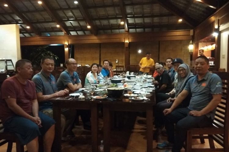 David Agustinus Teak (baju hitam) bersama timnas paralayang China, Selasa (24/6/2018)