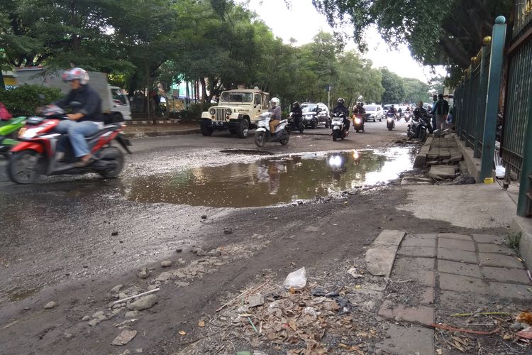 Lubang besar di Jl. I Gusti Ngurah Rai, tepatnya di depan Stasiun Cakung yang menutupi separuh jalan.