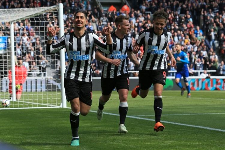 Striker Newcastle United asal Spanyol, Ayoze Perez (kiri), melakukan selebrasi setelah mencetak gol ke gawang Arsenal dalam pertandingan Premier League di St James Park, Newcastle, Minggu (15/4/2018).