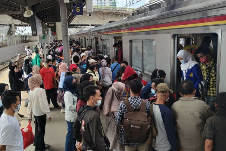 Warga tetap ramai-ramai menggunakan moda transportasi Kereta Rel Listrik Commuter Line untuk berbelanja di Pasar Tanah Abang, Jakarta Pusat. Meski Senin (3/5/2021) hari ini mulai ada pembatasan jam operasional KRL yang berhenti di Stasiun Tanah Abang, namun hal itu tak menyurutkan niat warga untuk berbelanja. Warga justru menyesuaikan waktu belanjanya agar tetap bisa menggunakan KRL.