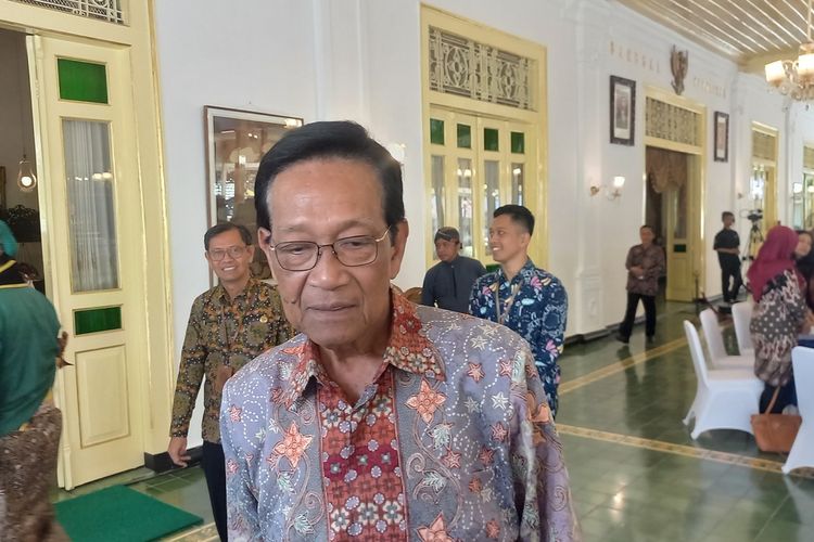 Gubernur DIY Sri Sultan HB X saat ditemui di Kompleks Kepatihan, Kota Yogyakarta, Senin (31/7/2023)