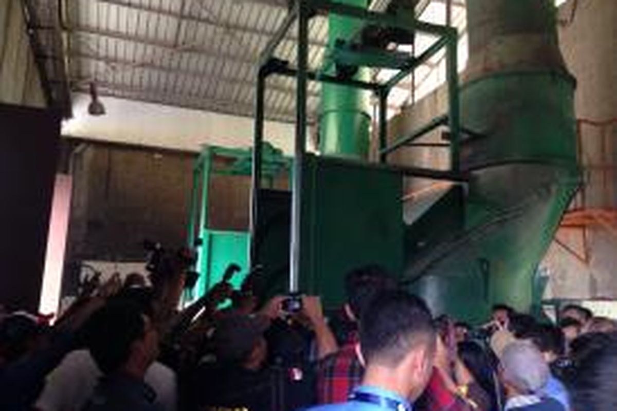 Suasana proses pembakaran 1.040 kilogram ganja kering di tempat pembakaran sampah Bandara Soekarno-Hatta, Kamis (4/6/2015).