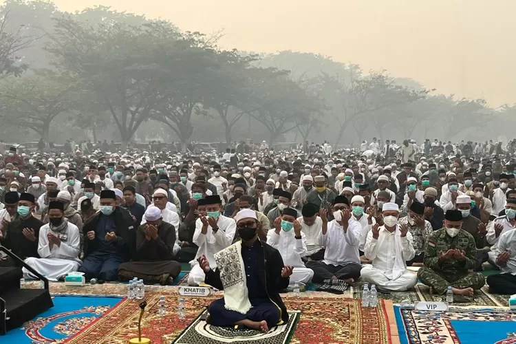 Ribuan Warga Pontianak Ikuti Shalat Istisqa di Tengah Kabut Asap, Berdoa Hujan Turun