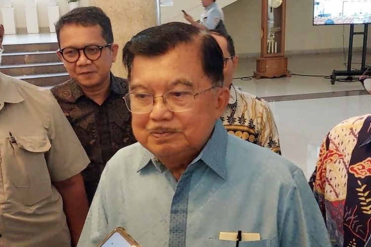 TANGGAPAN: Wakil Presiden ke-10 RI, Muhammad Jusuf Kalla saat menemui wartawan usai menjadi pembicara dalam seminar nasional Pengalaman Resolusi Konflik dan Perdamaian Dalam Konteks Masa Depan Demokrasi Indonesia di Balai Senat UGM, Yogyakarta, Kamis (28/11/2024).