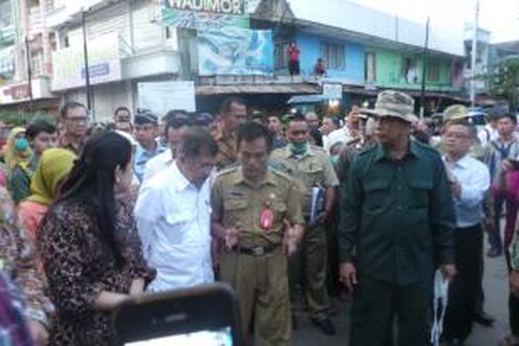 Wakil Presiden Jusuf Kalla saat mengunjungi Pasar Klewer yang terbakar, Senin (29/12/2014).