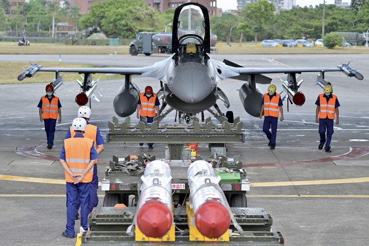 Jet tempur F-16V Taiwan yang dilengkapi rudal disiapkan untuk latihan di Pangkalan Udara Hualien, Rabu (17/8/2022).
