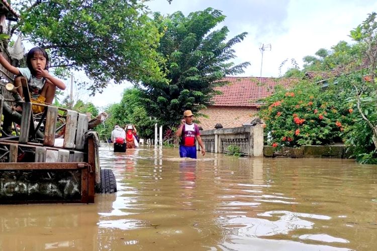 Kondisi banjir di Desa Gondangmanis, Kecamatan Bandar Kedungmulyo, Kabupaten Jombang, Jawa Timur, Jumat (5/2/2021). Akibat banjir, sebagian besar warga meninggalkan rumahnya untuk mengungsi.
