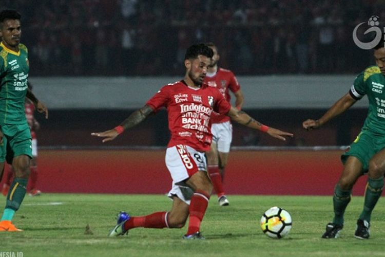 Pemain Sriwijaya FC, Hamka Hamzah, sedang berusaha merebut bola dari pemain Bali United, Stefano Lilipaly, pada pertandingan pekan ketujuh Liga 1 di Stadion I Wayan Dipta (5/5/2018)