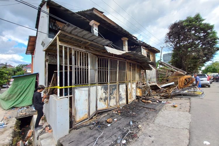 Ruko tiga pintu yang terbakar di Samarinda, Kaltim, Minggu (14/4/2022). 