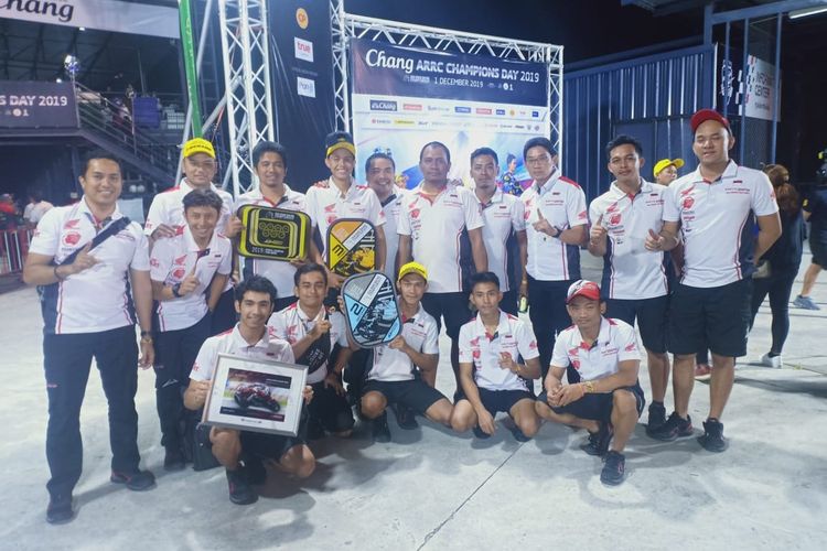 Tim Astra Honda Racing Team (AHRT) berpose bersama setelah seri ketujuh Asia Road Racing Championship (ARRC) 2019 di Sirkuit Chang Internasional, Buriram, Thailand, Minggu (1/12/2019).