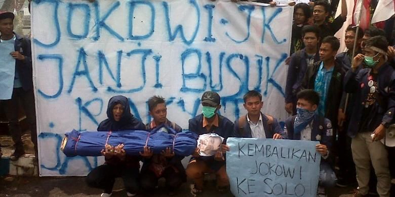 Mahasiswa Universitas Bengkulu menggelar aksi unjuk rasa