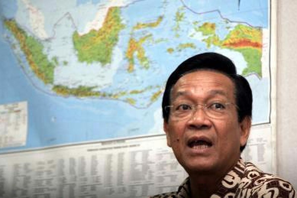 SULTAN YOGYA - Gubernur Daerah Istimewa Yogyakarta, Sri Sultan Hamengku Buwono X, saat kunjung ke Kantor Persda, Jakarta, Senin (28/4). Sultan datang untuk berdialog dengan Redaksi Persda, Harian Kompas, membahas berbagai persoalan kebudayaan dan kebangsaan. (Bian Harnansa/Persda Network) 28-04-2008