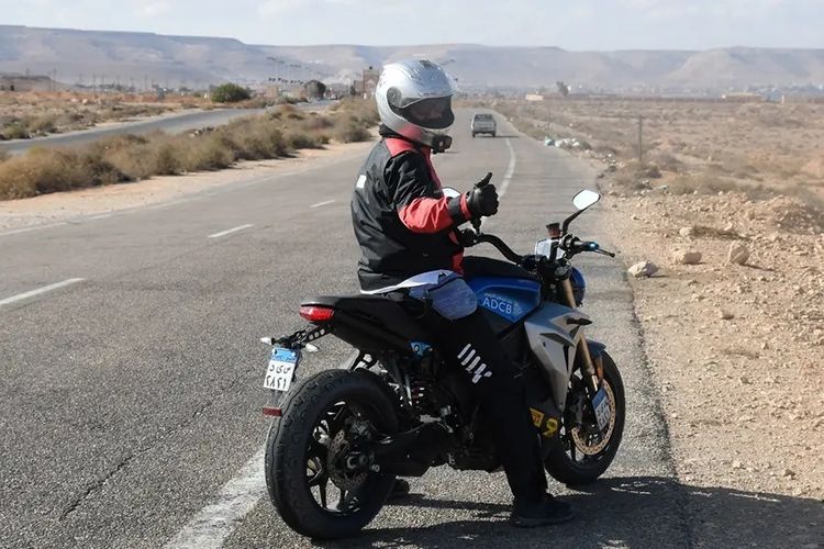 Seorang rider asal Mesir, bernama Ali Abdo, berhasil memecahkan rekor jarak tempuh terjauh penggunaan motor listrik. 