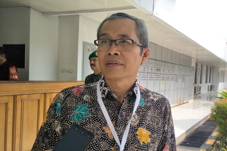 Calon pimpinan Komisi Pemberentasan Korupsi (KPK), Alexander Marwata,seusai tes kesehatan capim KPK di RSPAD Gatot Soebroto, Jakarta Pusat, Senin (26/8/2019).  
