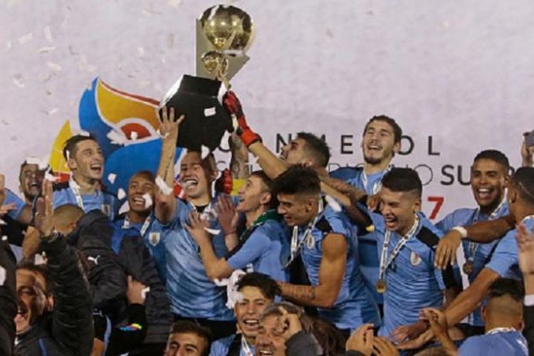 Para pemain Uruguay U-20 merayakan keberhasilan mereka menjadi juara di Quito dan berhak lolos ke Piala Dunia U-20, Sabtu (11/2/2017).