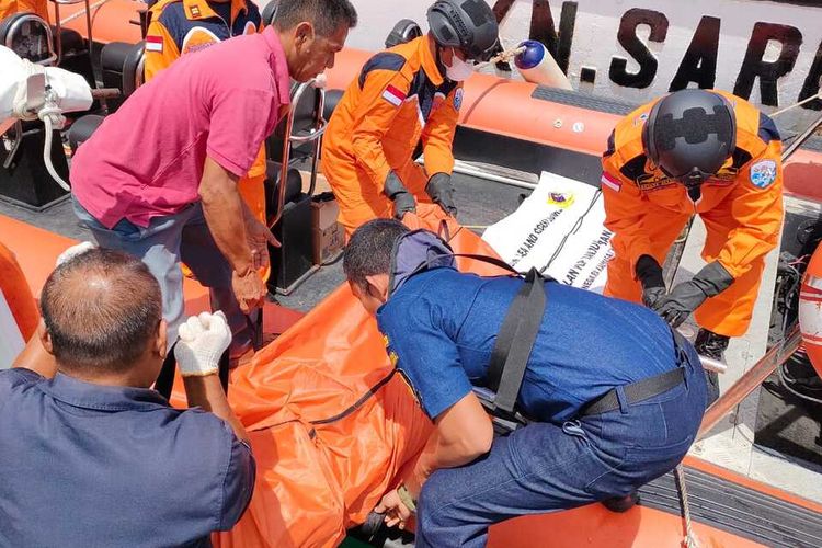 Evakuasi korban speedboat terbalik di perairan Batam, Kepulauan Riau, pada Senin (14/11/2022). Kapal itu diduga mengangkut TKI ilegal.