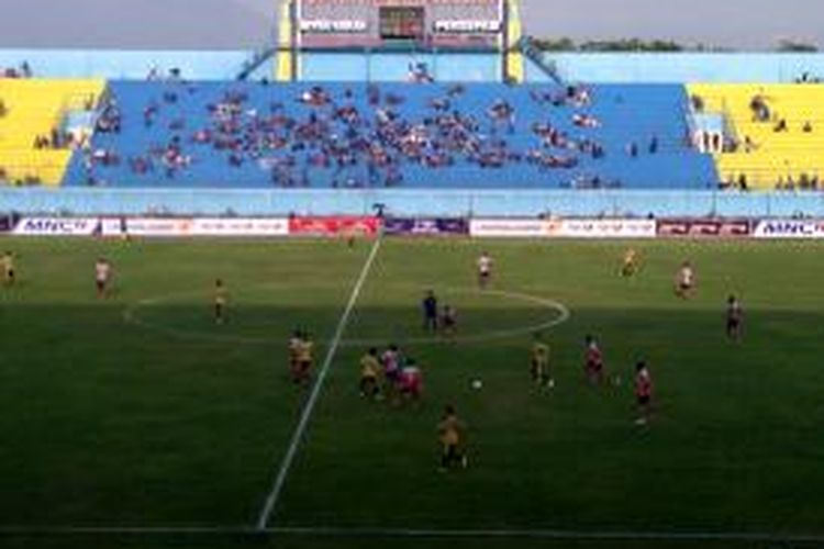 Mitra Kukar Vs Persepam MU dalam laga Menpora Cup 2013, di Stadion Kanjuruhan, Malang, Jawa Timur, Sabtu (21/9/2013).