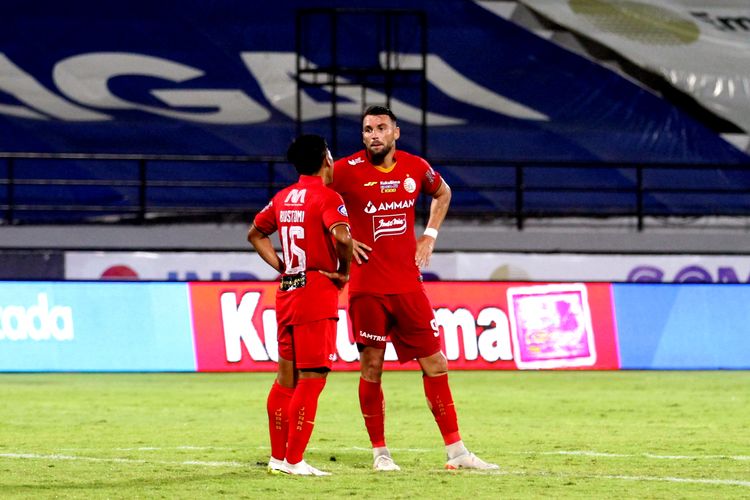 Pemain Persija Jakarta Marko Simic berdiskusi dengan Ahmad Bustomi saat pertandingan pekan 23 Liga 1 2021-2022 melawan Arema FC yang berakhir dengan skor 1-1 di Stadion Kapten I Wayan Dipta Gianyar, Sabtu (5/2/2022) malam.