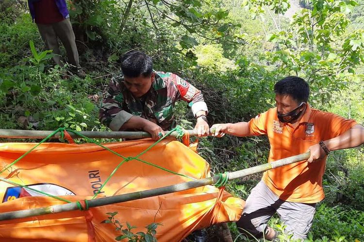 Tim Inafis Satreskrim Polresta Tasikmalaya bersama TNI, BPBD dan warga setempat mengevakuasi temuan mayat yang dimakan kerumunan biawak di Sungai Citanduy bagian Bendungan Leuwi Keris, Kabupaten Tasikmalaya, Jumat (20/11/2020).