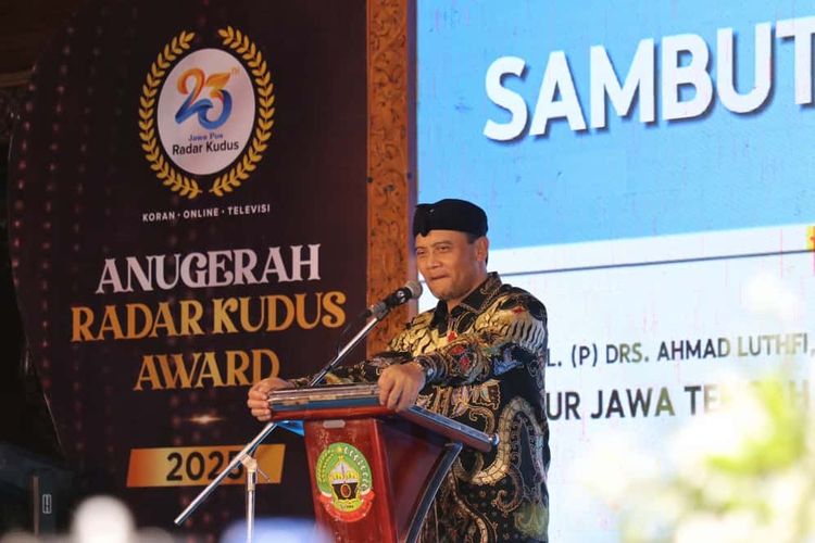 Ahmad Luthfi saat menerima penghargaan kategori Pemimpin Percepatan Ekonomi Daerah 2025.