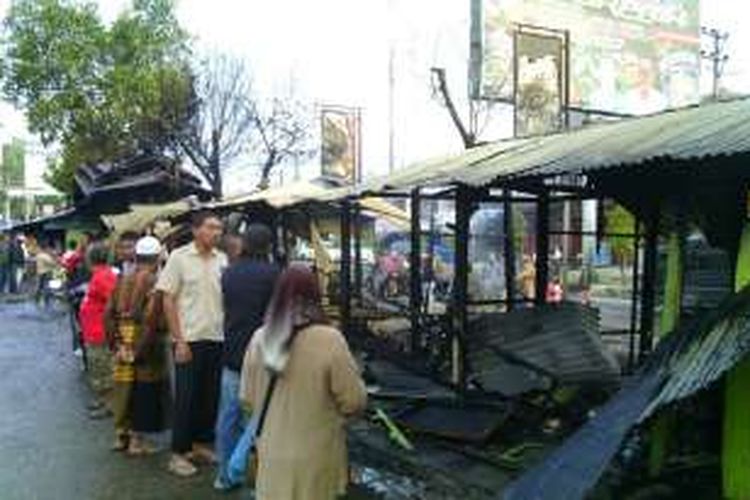 Warga dan pemilik kios menyaksikan sisa kebakaran di Pasar Batuphat Timur, Lhokseumawe, Selasa (31/5/2016)