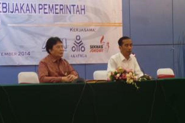 Presiden terpilih Joko Widodo (kanan) dan Kepala Lembaga Ilmu Pengetahuan Indonesia (LIPI) Lukman Hakim berbicara dalam seminar dan kuliah umum di Gedung LIPI, Jakarta Pusat, Selasa (16/9/2014) sore.