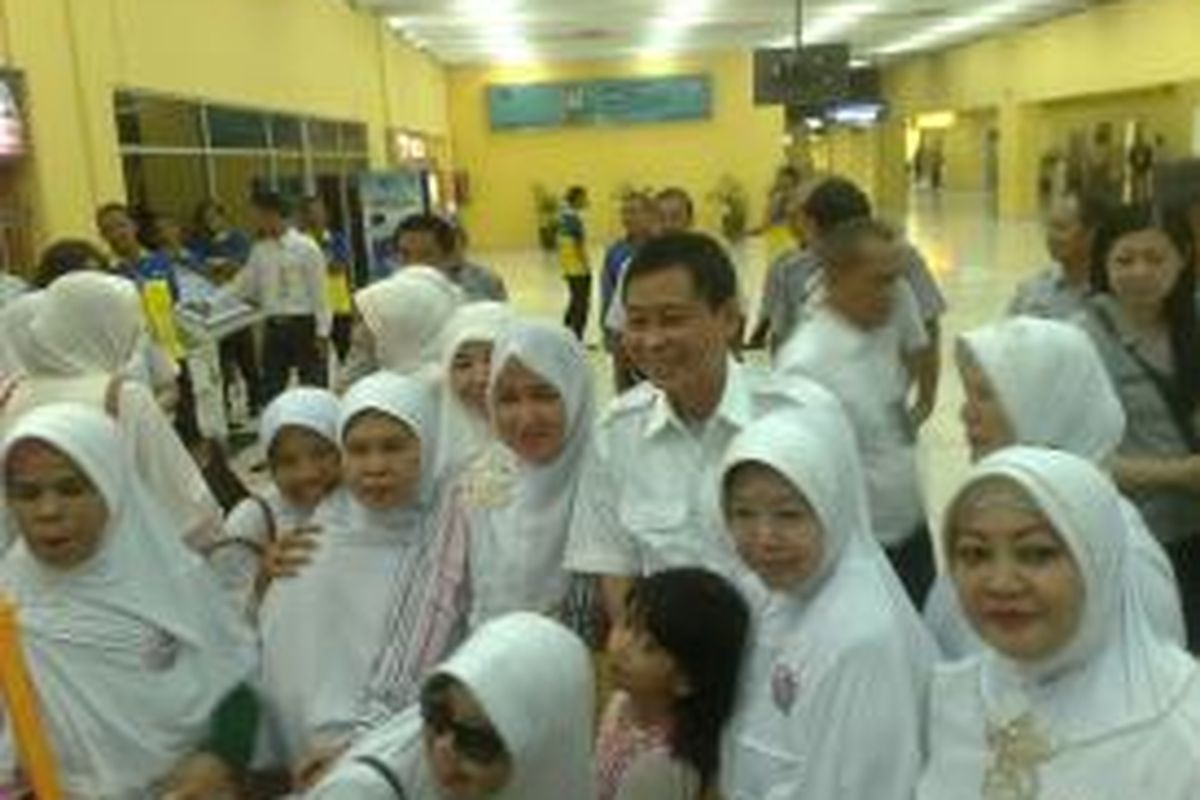 Menhub Ignasius Jonan diminta berfoto bareng oleh ibu-ibu saat melakukan sidak ke Bandara Soekarno-Hatta, Rabu (5/11/2014).