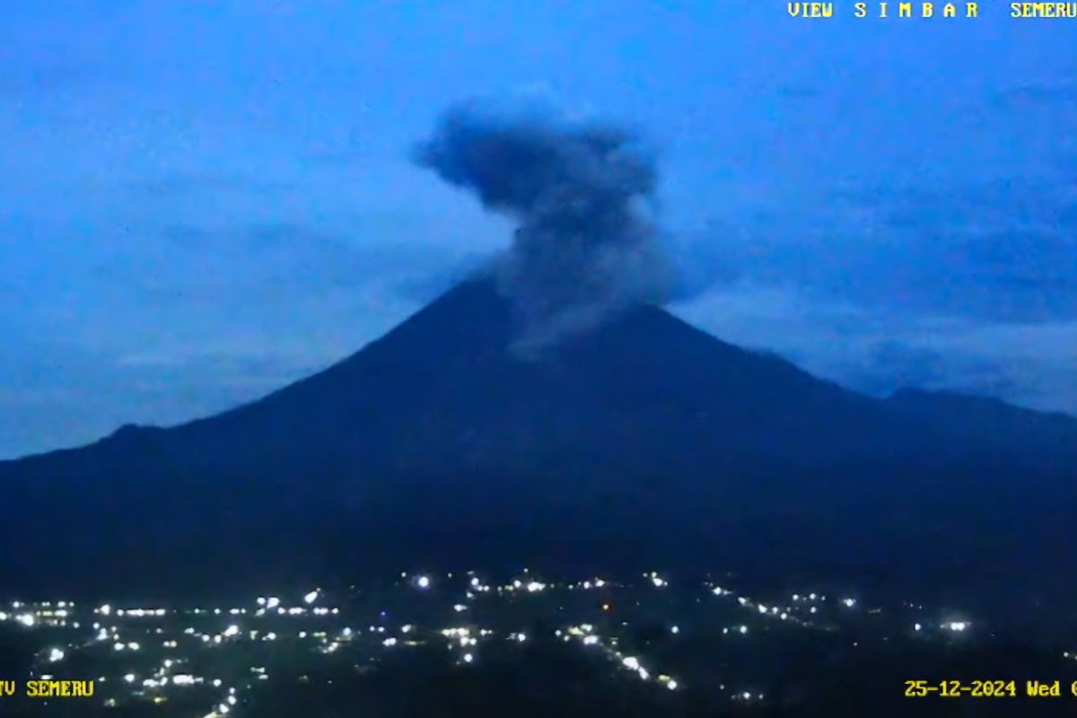 Gunung Semeru Erupsi, 2 Kecamatan di Lumajang Diguyur Hujan Abu